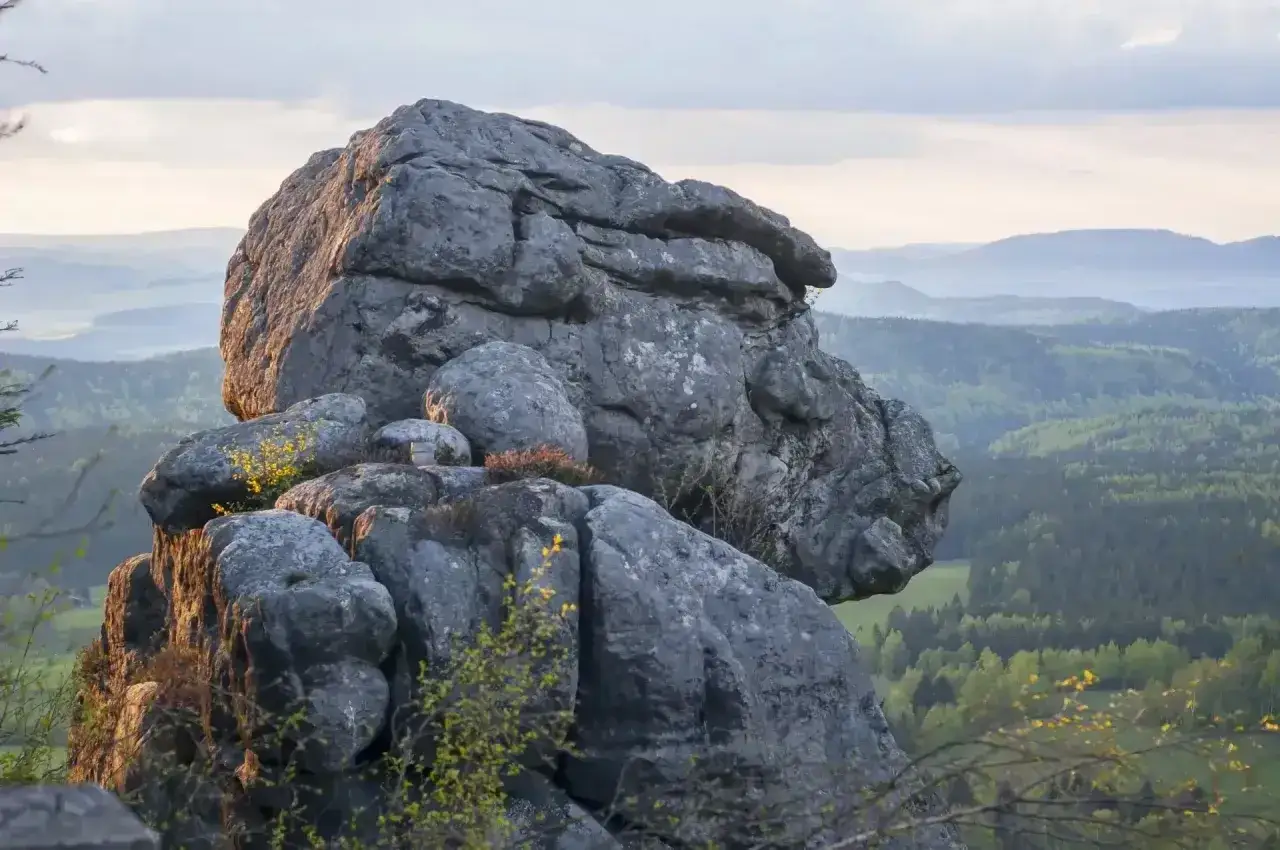 Skaliste formacje, które przypominają głowę zwierzęcia, górują nad zieloną doliną. To właśnie tutaj, gdzie są Góry Stołowe, krajobraz zapiera dech w piersiach.
