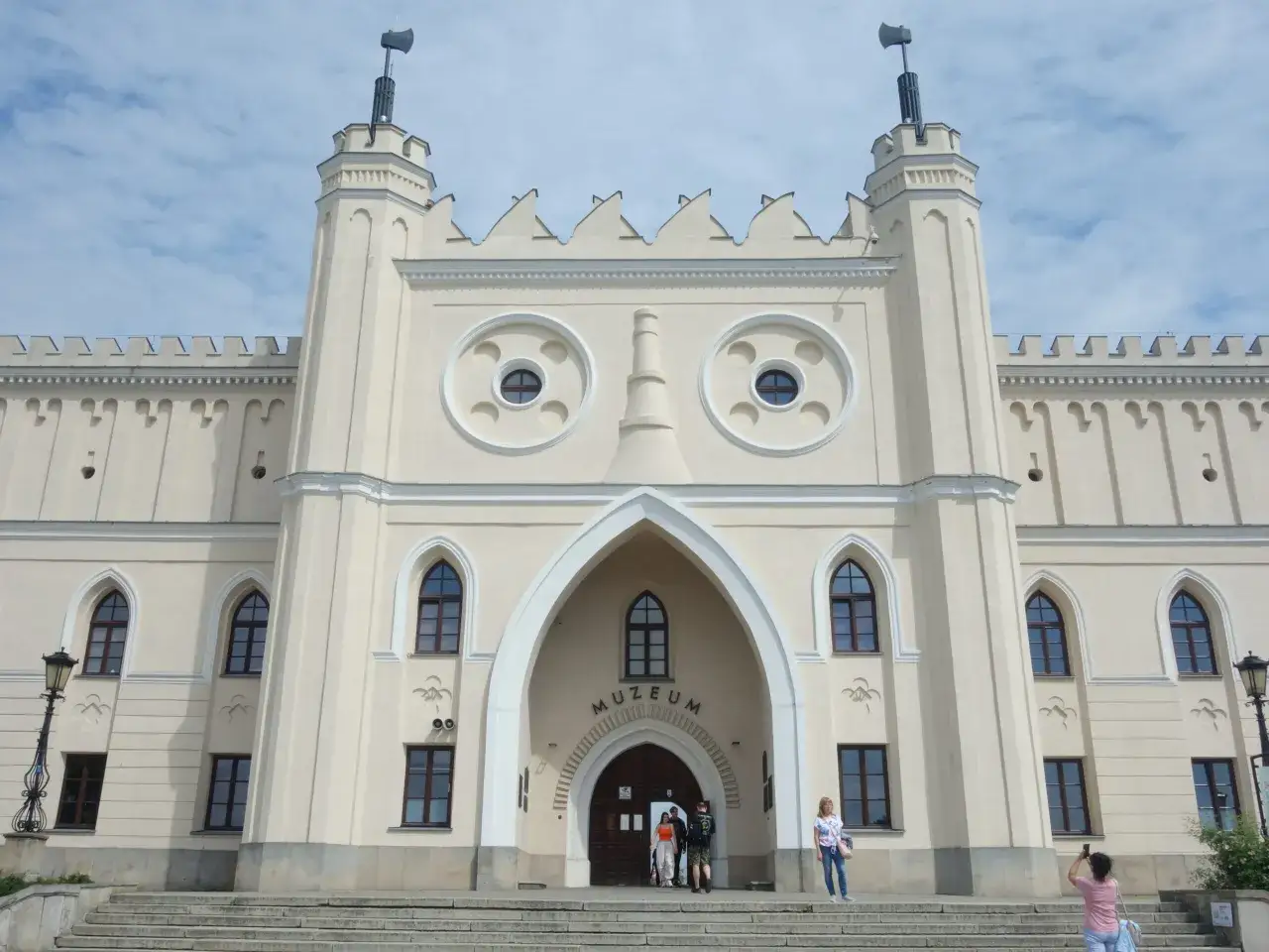 Lublin co zobaczyć? Zamek Lubelski, siedziba muzeum, z charakterystycznymi wieżyczkami i bramą.