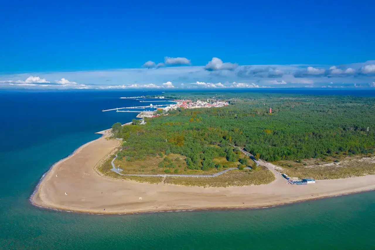 Widok z lotu ptaka na Jastarnię. Piękna plaża, las i port to główne jastarnia atrakcje.