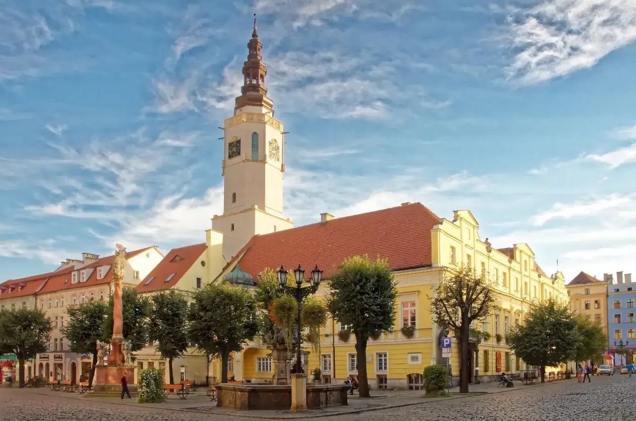 Rynek w Świdnicy z ratuszem i fontanną. Piękne, słoneczne popołudnie, idealne na zwiedzanie świdnickich atrakcji.