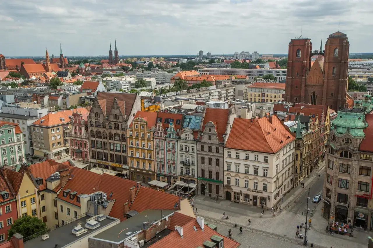 Widok na wrocławski rynek z kolorowymi kamienicami i katedrą. Idealny punkt wyjścia dla każdego wrocławskiego przewodnika.