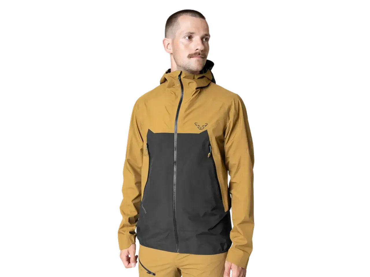 Mężczyzna w brązowo-czarnej kurtce z kapturem, idealnej na górskie wyprawy. Różne rodzaje Gore-Tex zapewniają ochronę.