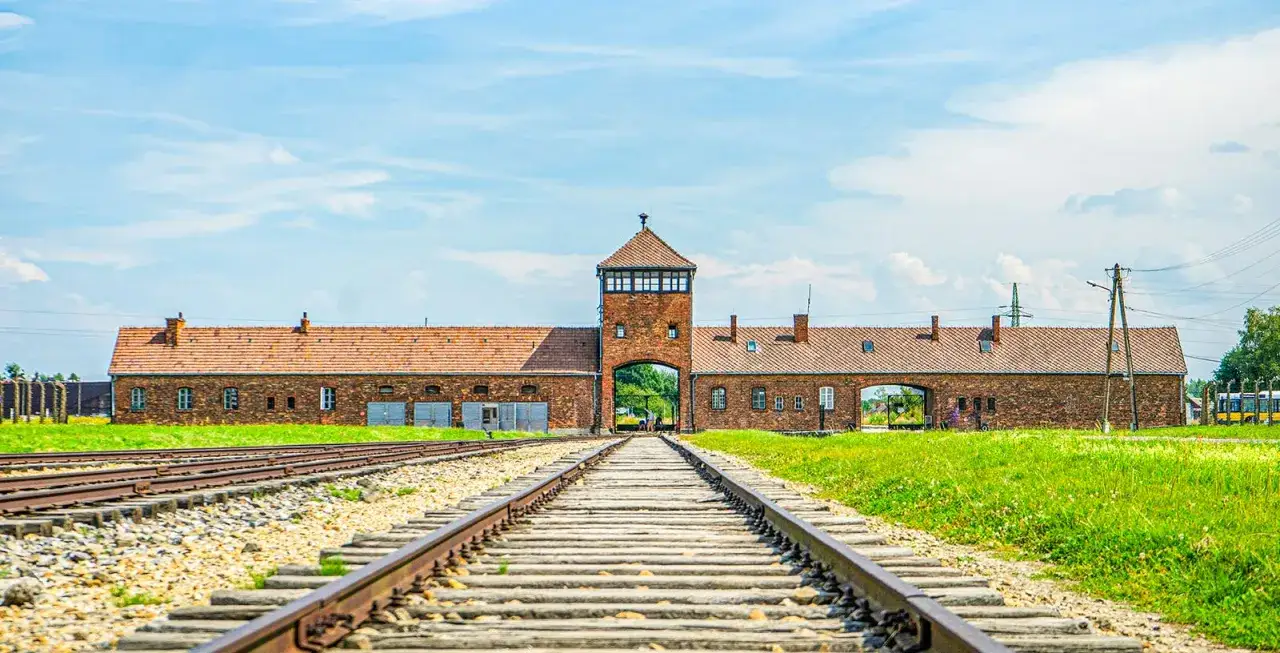 Brama wjazdowa do Auschwitz Birkenau, z torami kolejowymi prowadzącymi wprost do niej.