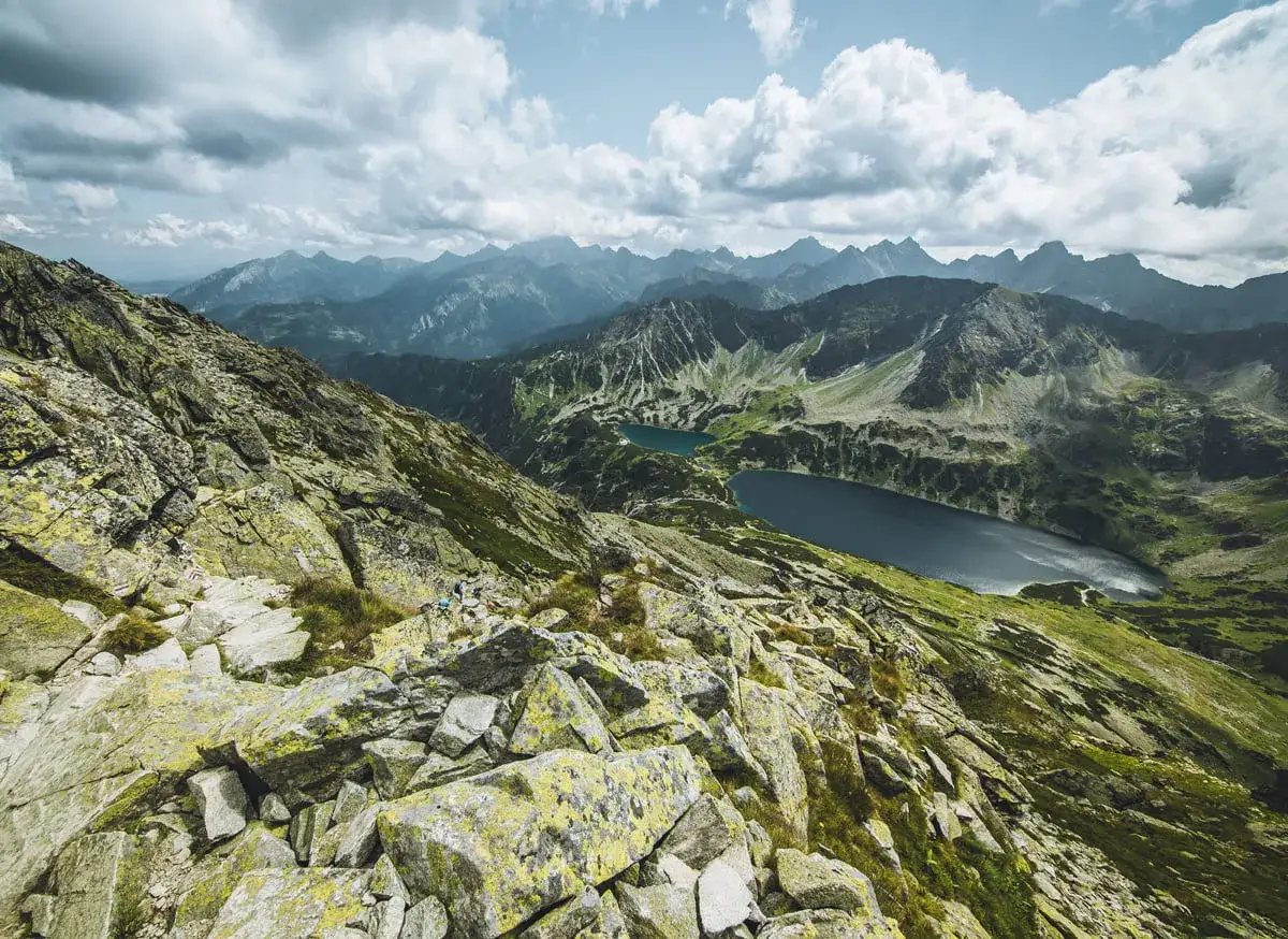 Kamienista ścieżka na Kozi Wierch, czas przejścia przez malownicze Tatry z widokiem na dwa jeziora.
